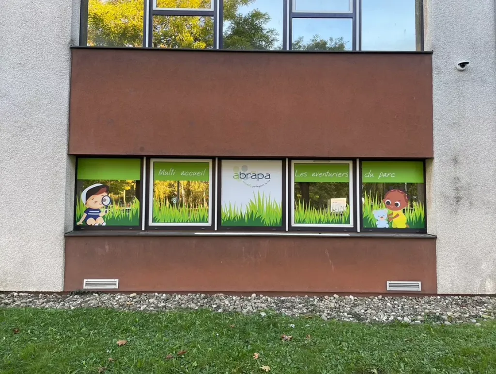 Installation d'une vitrophanie originale pour une micro crèche à Strasbourg