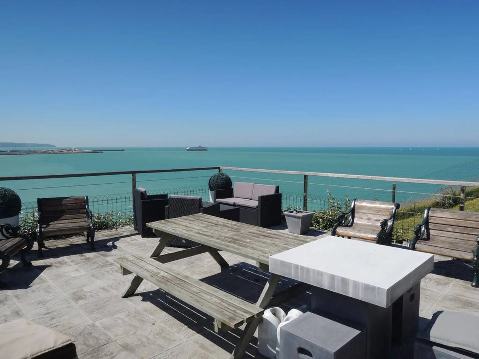 A vendre propriété d'exception, comprenant une maison de caractère principale ainsi qu'un gîte anglo-normand avec vue exceptionnelle sur la mer, proche de Dieppe (76)