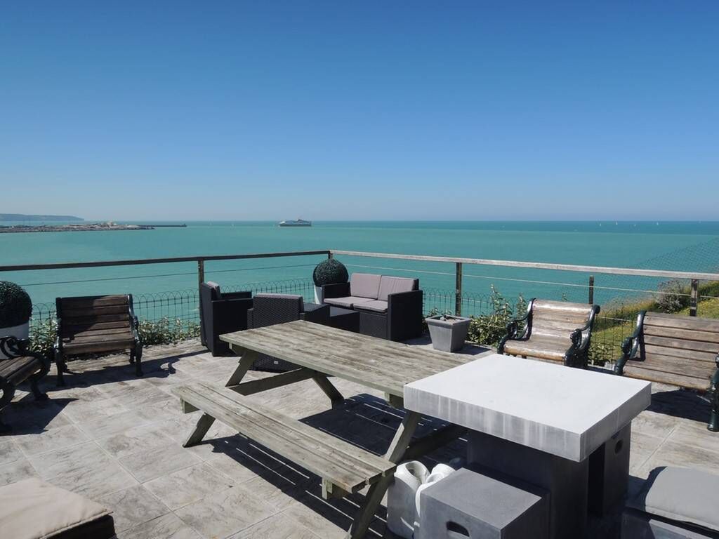 A vendre propriété d'exception, comprenant une maison de caractère principale ainsi qu'un gîte anglo-normand avec vue exceptionnelle sur la mer, proche de Dieppe (76)