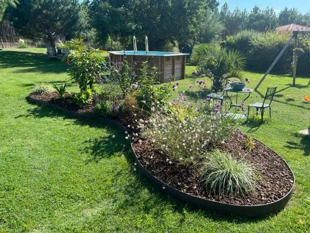 Plantation d'un massif végétal esthétique dans votre jardin landais