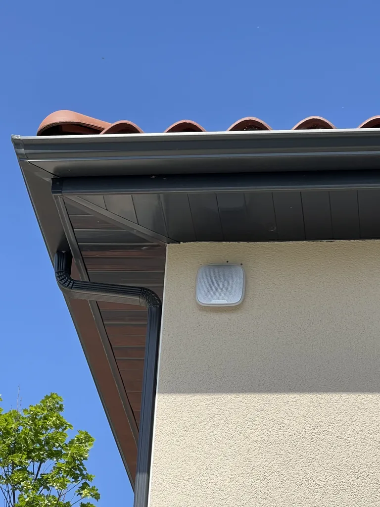 Installation de détecteurs-caméra d'extérieur AJAX motion Cam outdoor dans une villa à proximité de Lyon pour garantir une protection efficace de jour comme de nuit
