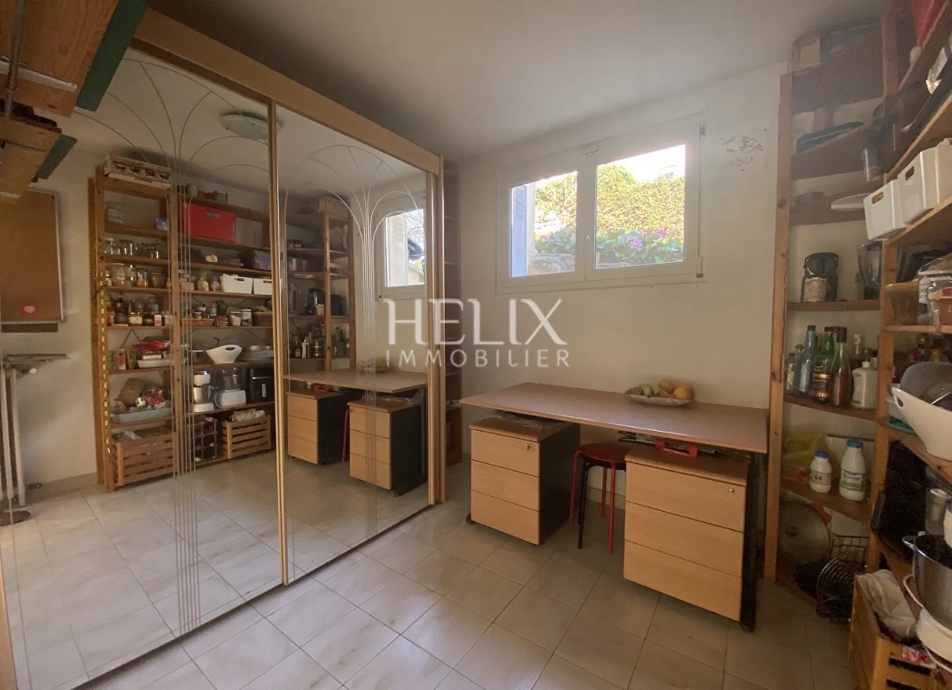 A vendre à Le Pecq  Quartier Cité une charmante maison familiale lumineuse de 138m2 avec un grand terrain de 1080m2 et 2 garages