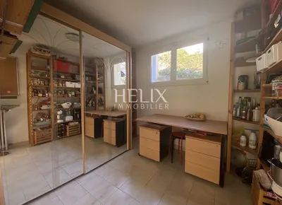 A vendre à Le Pecq  Quartier Cité une charmante maison familiale lumineuse de 138m2 avec un grand terrain de 1080m2 et 2 garages