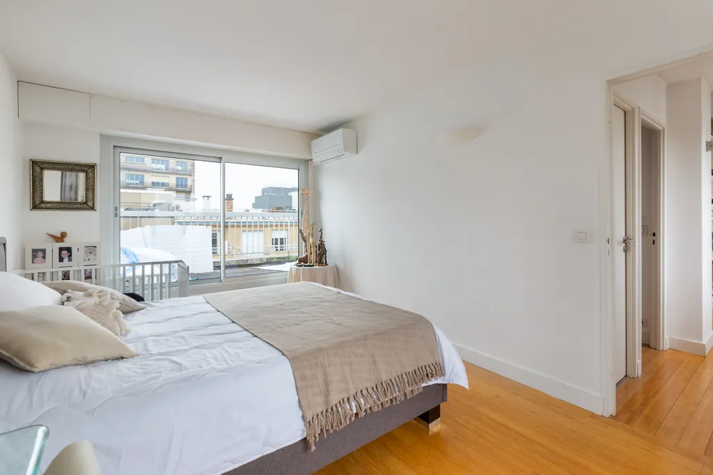 A vendre en dernier étage avec terrasse et excellent état général - Jeval / Convention Paris 75015