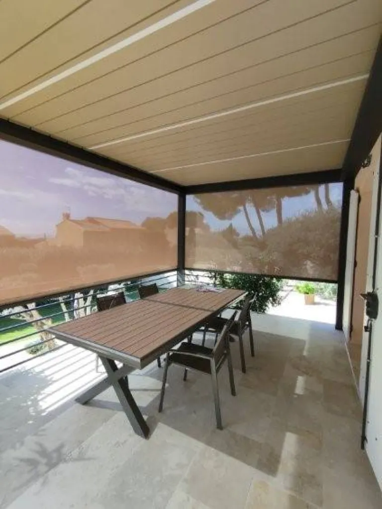 Pose de stores verticaux sur une pergola proche de La fare Les Oliviers (13)