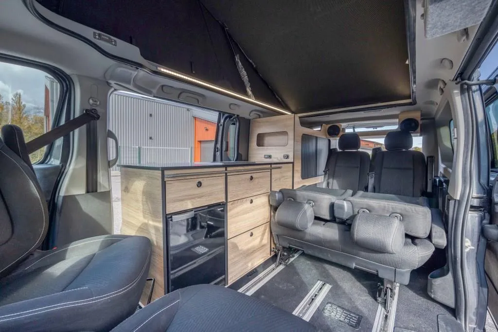 Spécialiste de l'Aménagement van 7 places sur-mesure à Annecy : configuration famille avec audio intégré pour la Haute-Savoie