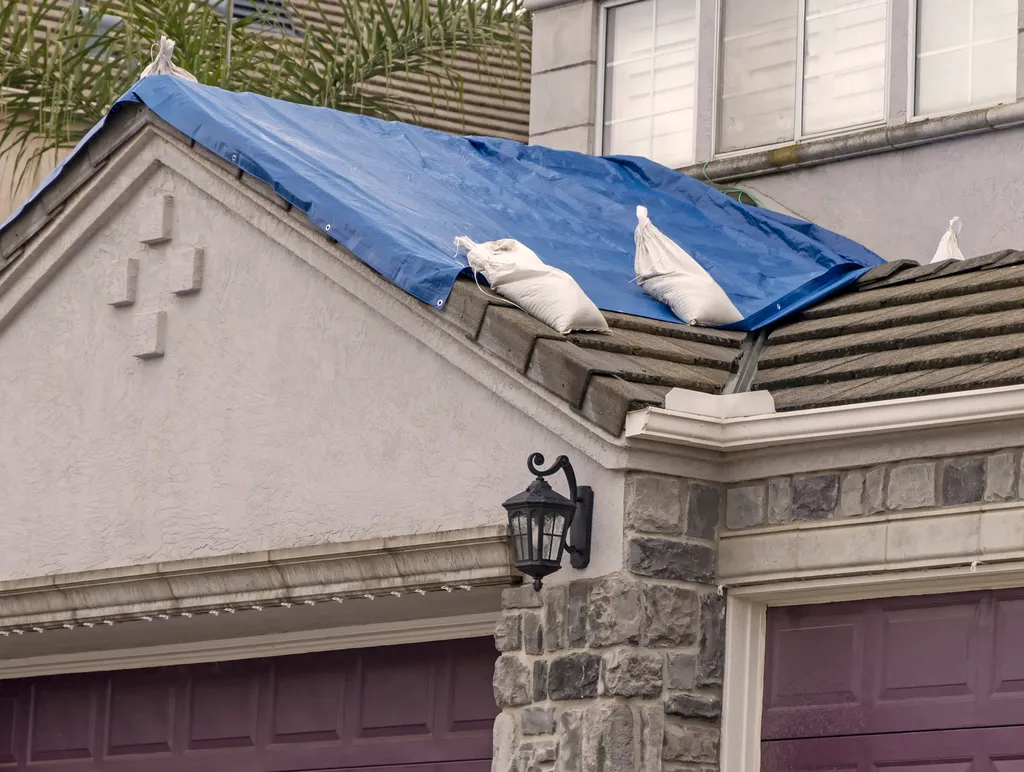 Intervention couvreur pour bâchage de toiture en urgence après fuite au Chesnay à cause de tuile envolée ou dégât des eaux en Île-de-France