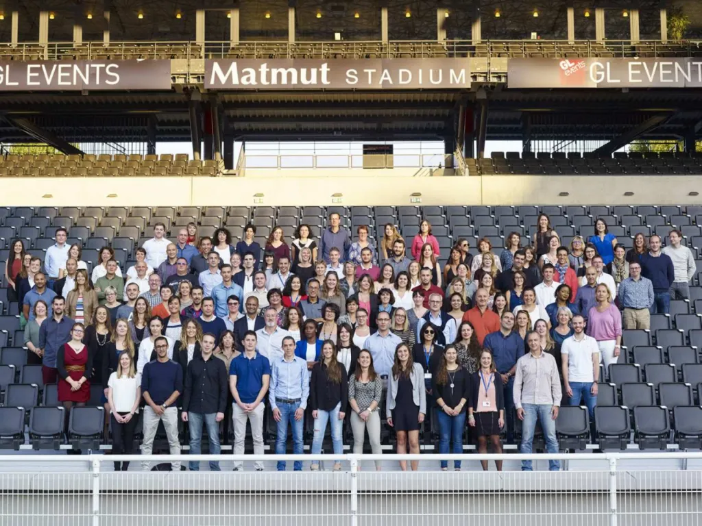 Photo de groupe au Matmut Stadium prise par un photographe professionnel à Lyon Gerland