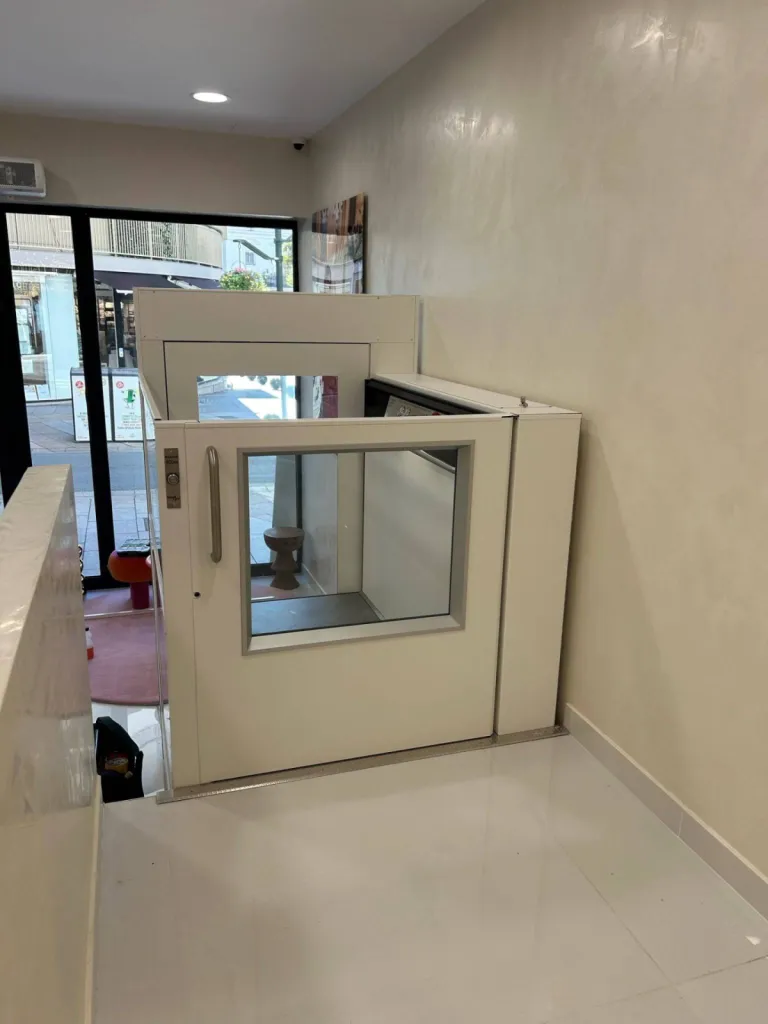 Les commandes de l'élévateur vertical sont accessibles tel un ascenseur pour les personnes à mobilité réduite en ERP ou chez les particuliers