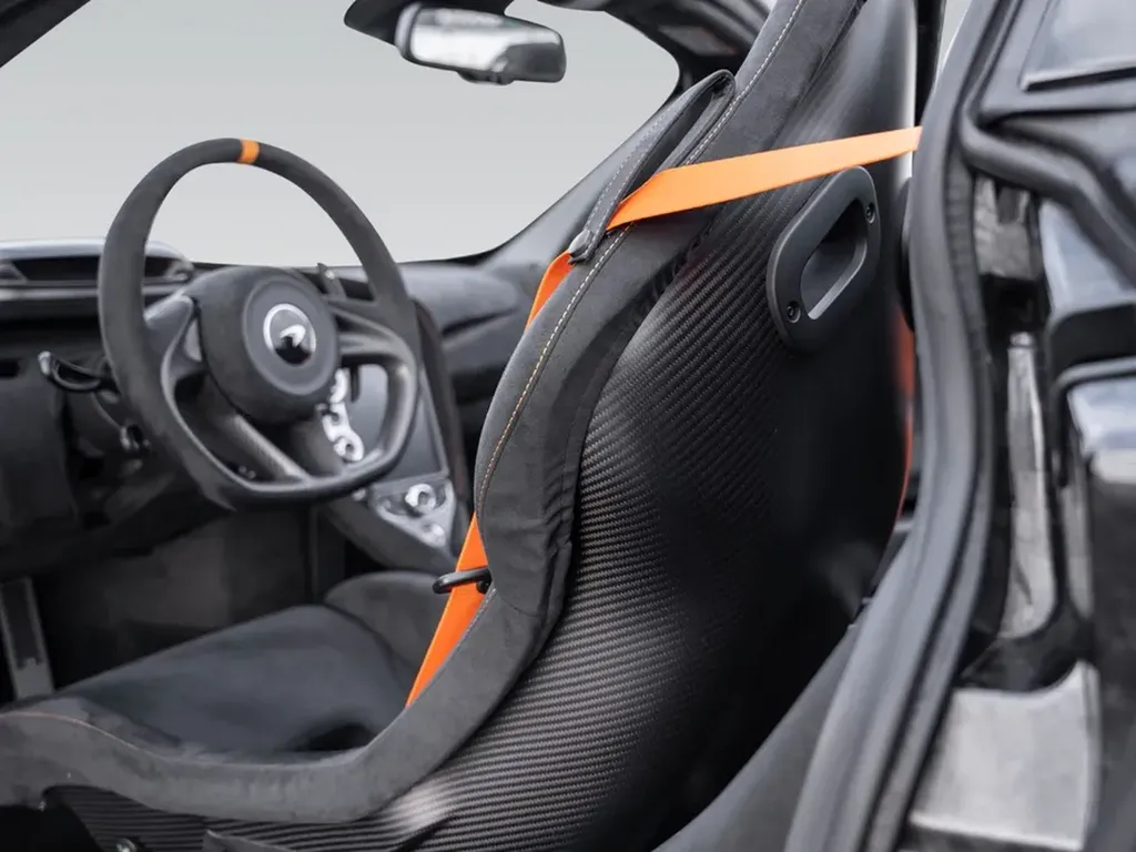 McLaren 765LT Spider Spider baquets sport alcantara et harnais orange vue cockpit