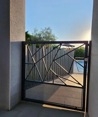 Portillon en acier thermolaqué avec tôle perforée et design graphique, réalisé sur mesure par Sud Ouest Métal.