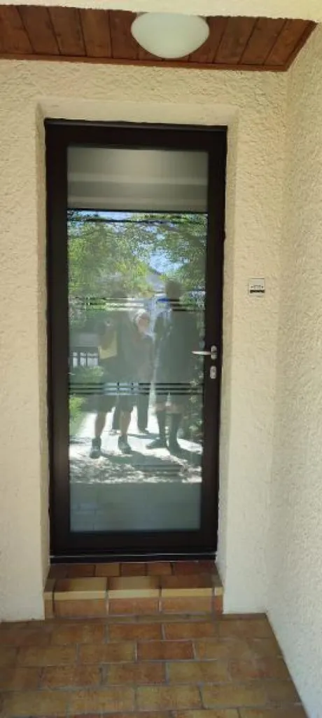 Installation d'une porte d’entrée aluminium monobloc Zenith modèle Saloum triple vitrage haute sécurité à Longvic en Côte-d’Or