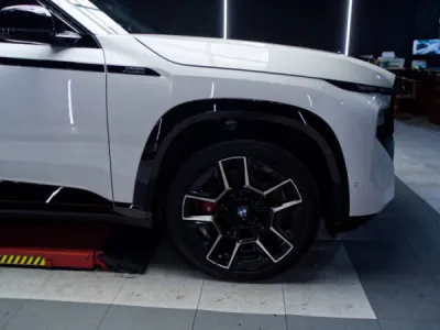 Avec son film de protection PPF XPEL posé intégralement, cette BMW XM reste impeccable, même dans des conditions d’utilisation intensives.