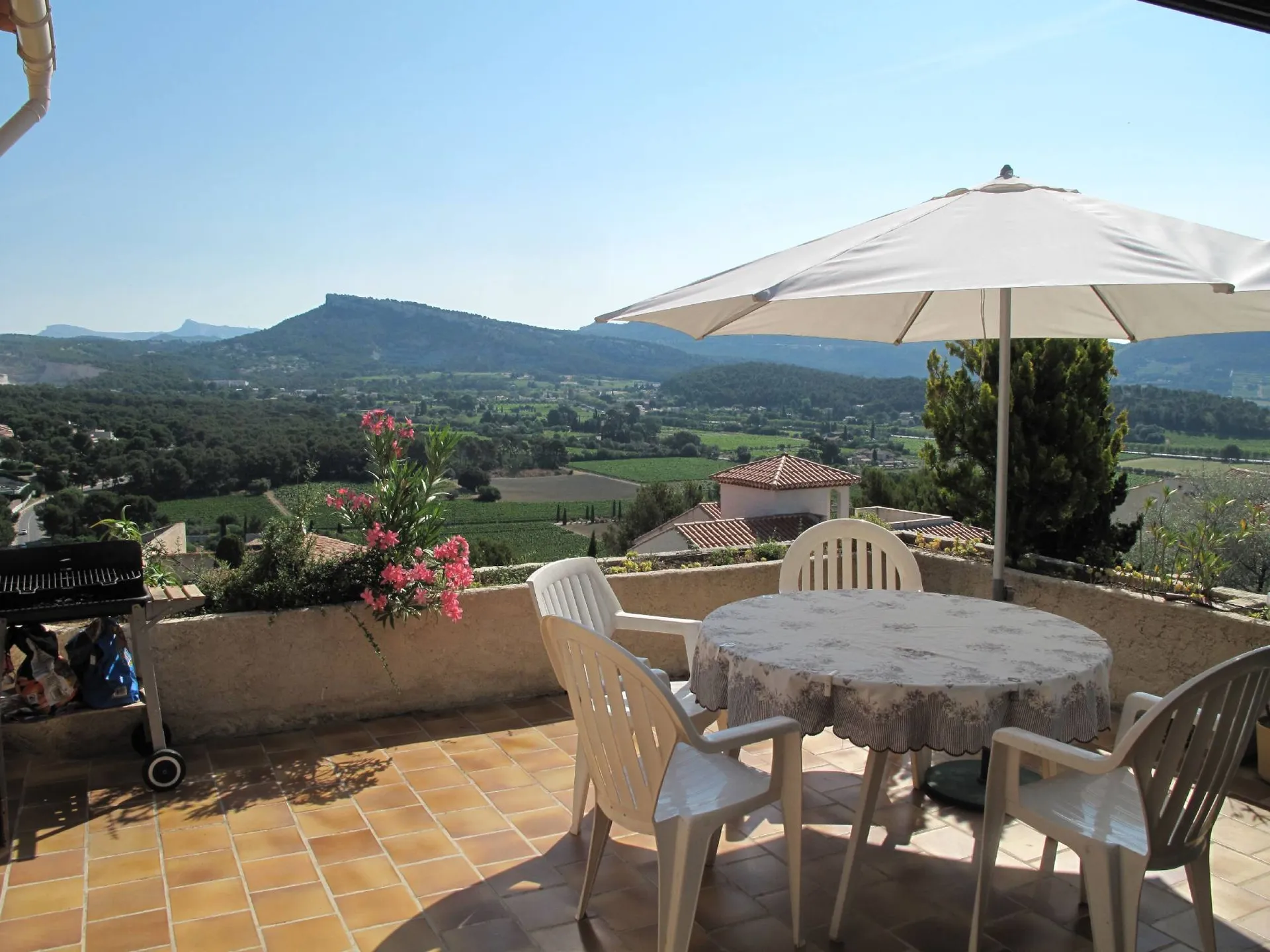 A vendre maison 4 Cassis sur les hauteurs avec garage, piscine et vue dégagée