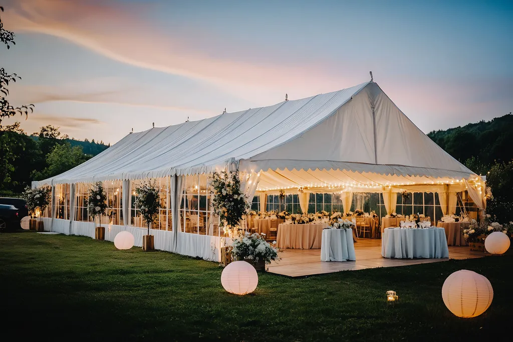 Location de chapiteaux, tentes de réception et mobiliers évènementiels au Puy-en-Velay et toute la région Haute-Loire avec Velay Réception