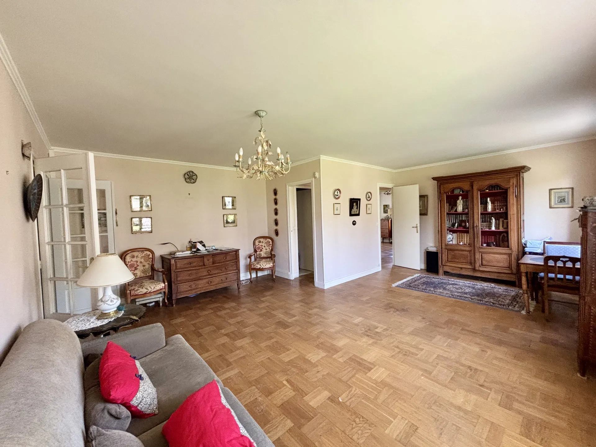 grand salon d'un appartement de st germain 