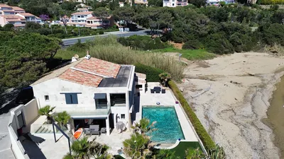 Magnifique villa en bord de mer – Située directement sur la plage, à Saint-Aygulf