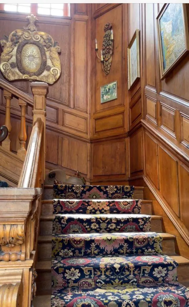 A visiter rapidement château d'une surface habitable de 1400 m² édifié sur un domaine de 40 hectares sur la commune BOUQUELON 27500