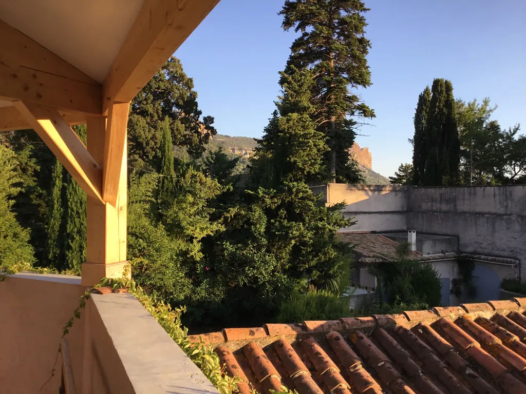 Vente propriété d'exception Cassis quartier campagne avec dépendances, nombreuses terrasses, grand garage, piscine et aire de bronzage