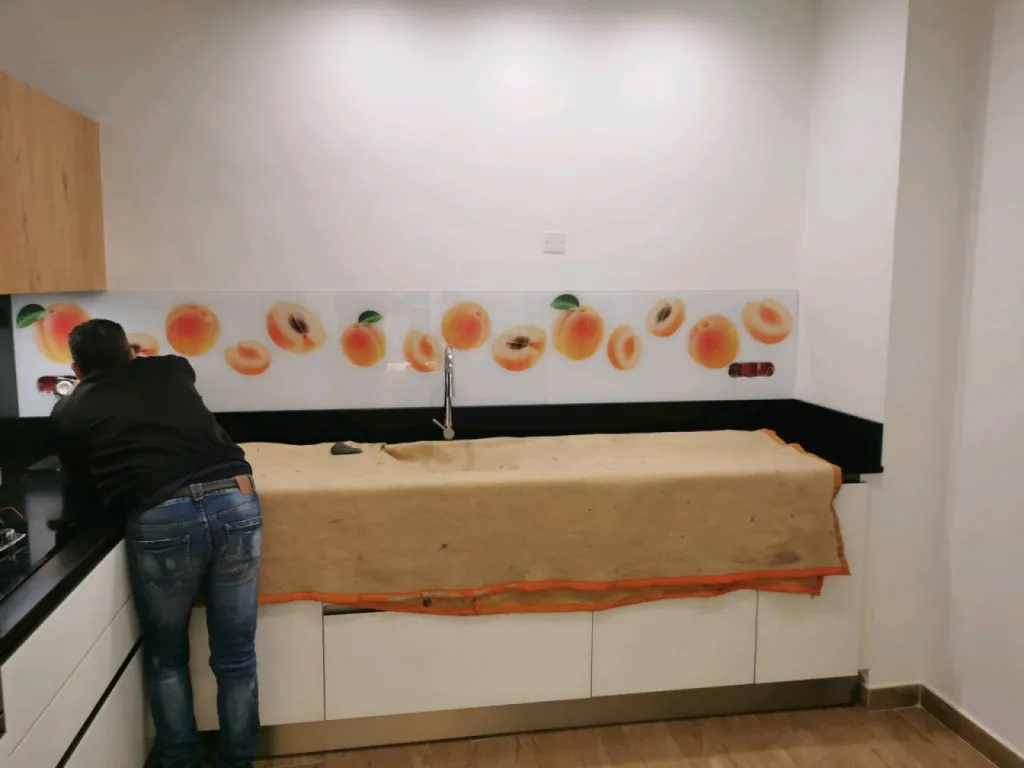 Crédence cuisine décorative réalisé avec photos numériques intégrées pour un client à AIx en Provence