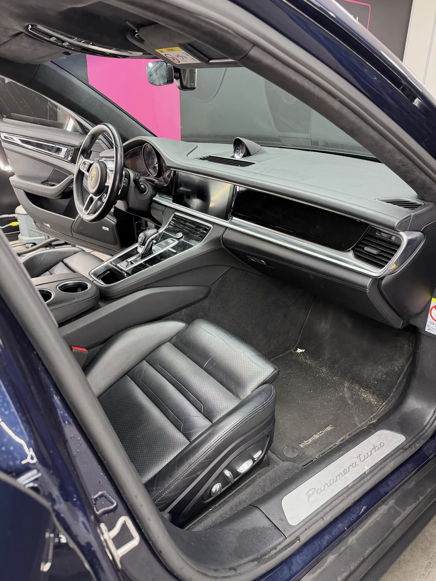 Service premium de nettoyage intérieur et extérieur à Veauche pour Porsche Panamera Turbo avec soin esthétique avancé et finition irréprochable