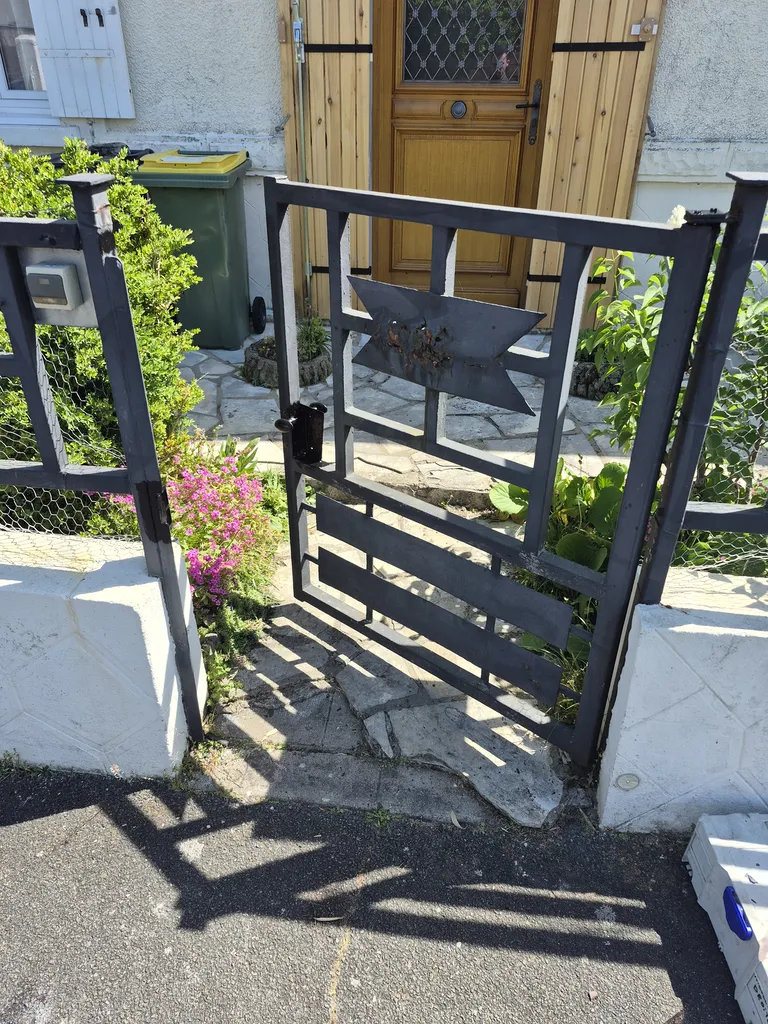Portillon métallique réparé et fonctionnel à Talence