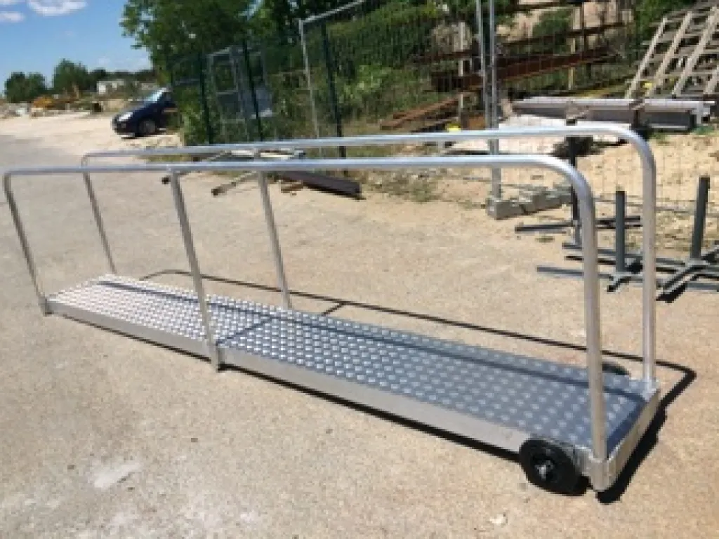 PASSERELLE AMOVIBLE ALUMINIUM AVEC GARDE CORPS REALISEE PAR METAL CONCEPT DANS SES ATELIERS A MARTIGUES
