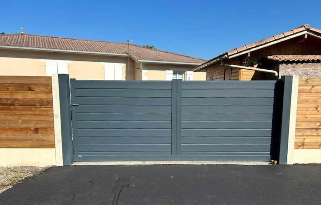 Choisissez un portail sur mesure en aluminium pour sécuriser votre terrain à Carcans.