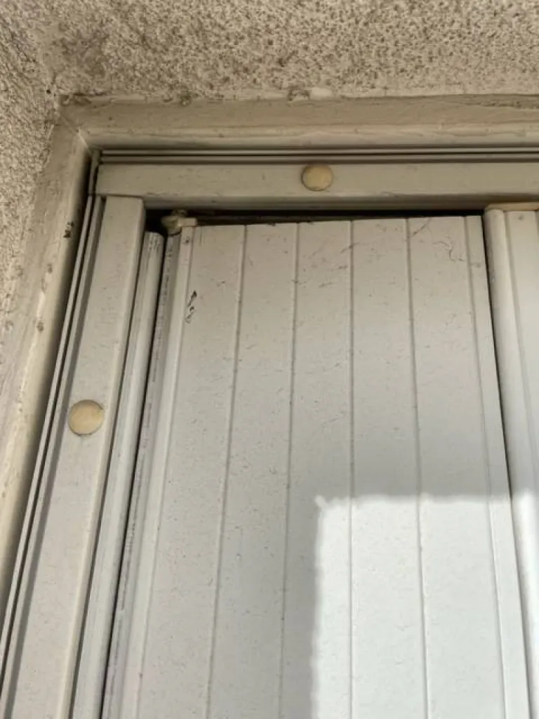 Installation de fenêtre en PVC avec volets persiennes PVC dans un immeuble à la Croix-Rousse en région Rhône-Alpes