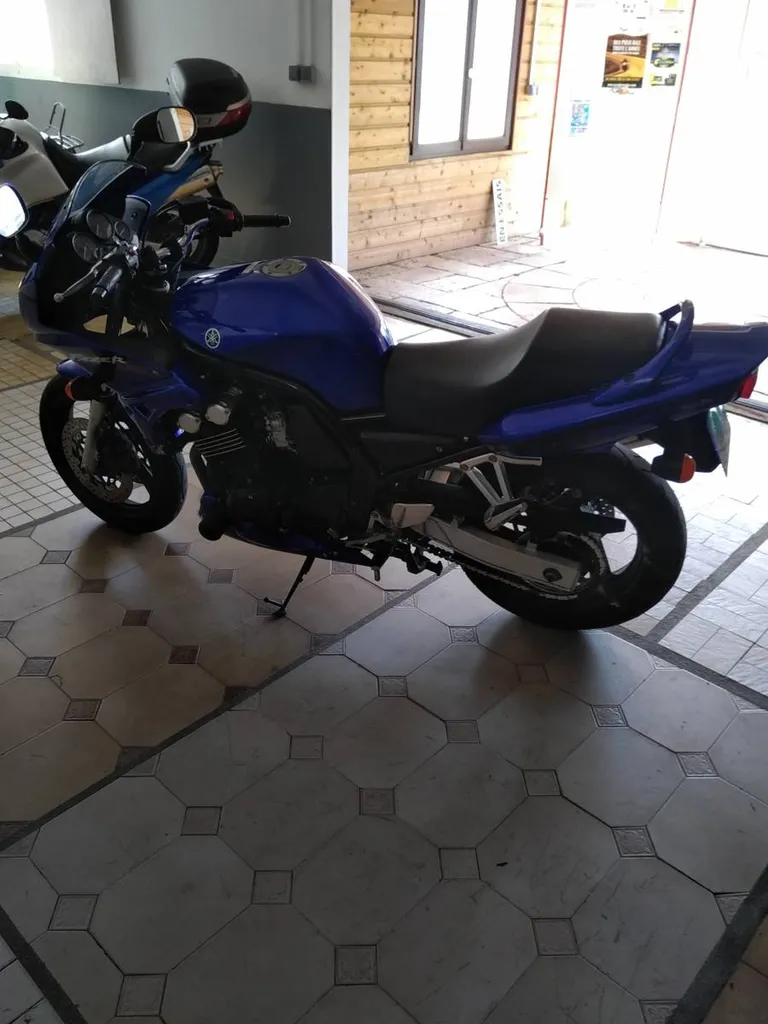 Moto d'occasion faible kilométrage, Yamaha Fazer 600 à Epouville 76 proche du Havre.