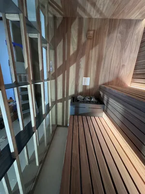 sauna et hammam luxueux , sur mesure avec marbre et bois naturel à sainte Maxime 