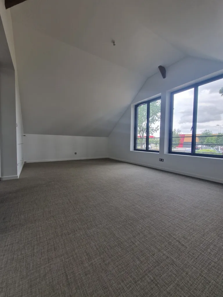 Rénovation avec peinture veloutée d’un plateau de bureau, avec plaque phonique et vitrificateur sur ferme en bois entre DREUX et CHARTRES.