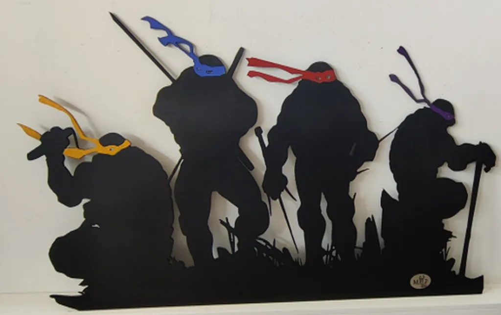 Décoration murale artisanale Tortues Ninja 1m – Fabrication sur mesure à Villeneuve-de-Rivière (31, Occitanie) – Création métal design intérieur enfant – Livraison partout en France