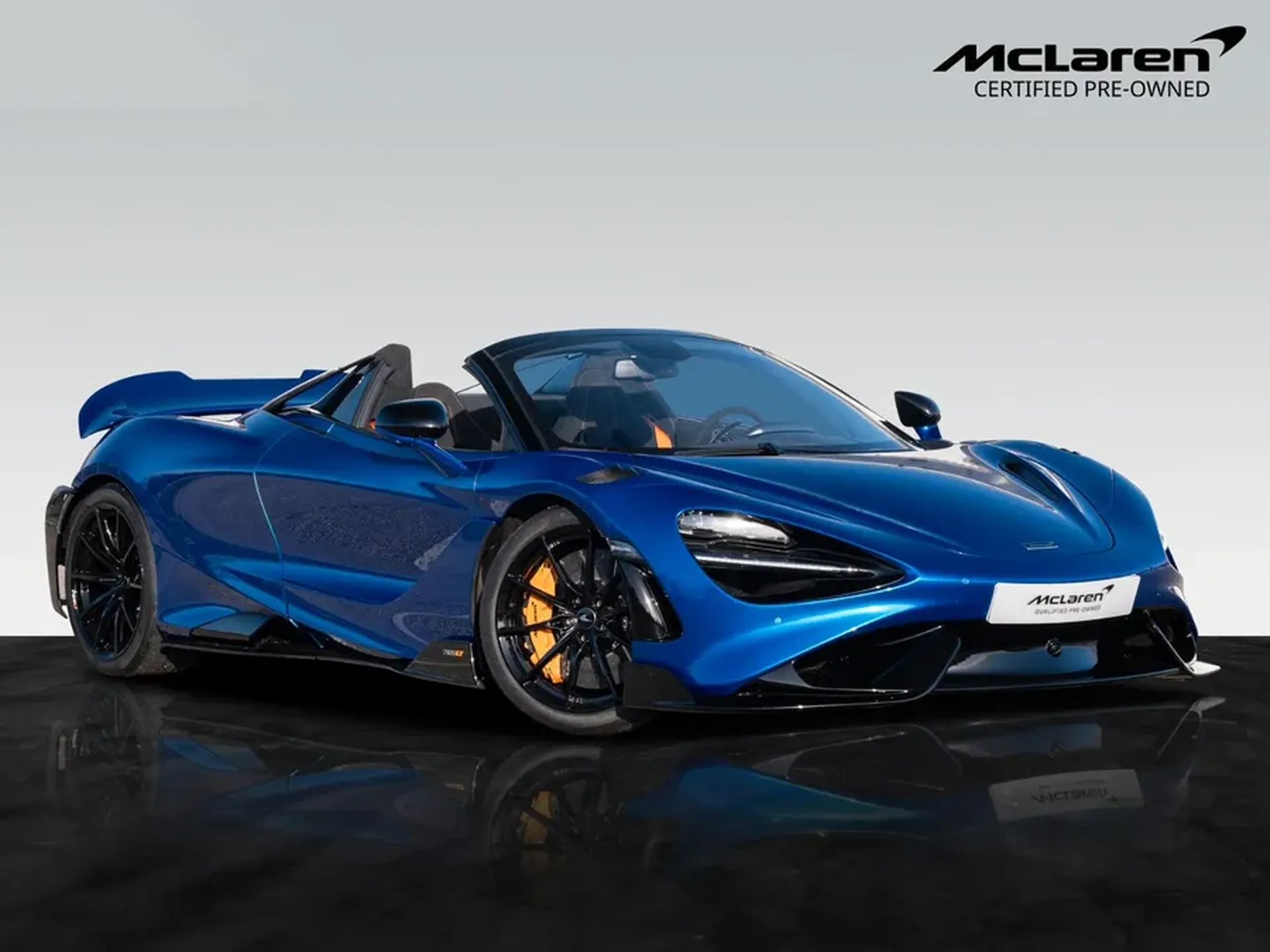 McLaren 765LT Spider vue trois quarts avant bleu Volcano showroom McLaren Certified