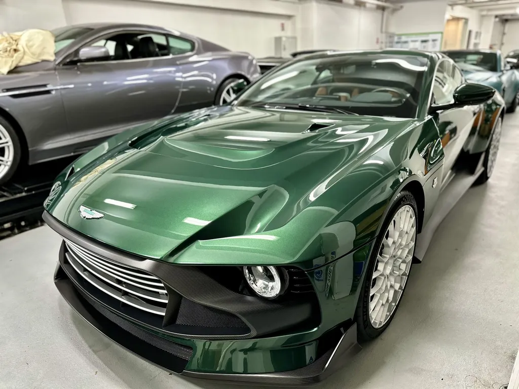 Traitement céramique Lyon protection carosserie Aston Martin Valour 