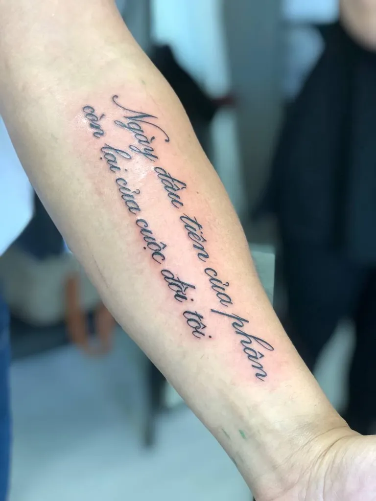 Tatouage d'une phrase sur l'avant - bras à Craponne
