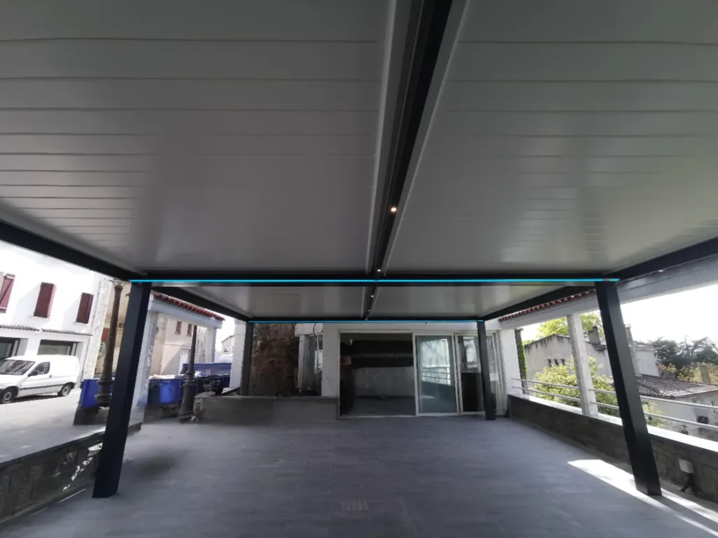 Installation de pergola bioclimatique motorisée avec éclairage LED intégré à LACROUZETTE pour la terrasse d'un restaurant