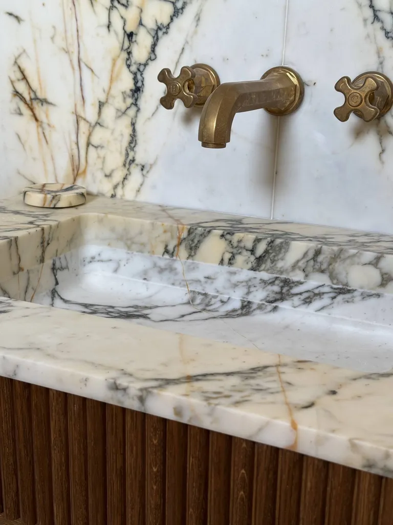 Salle de bain en Marbre Paonazzo à Saint Tropez