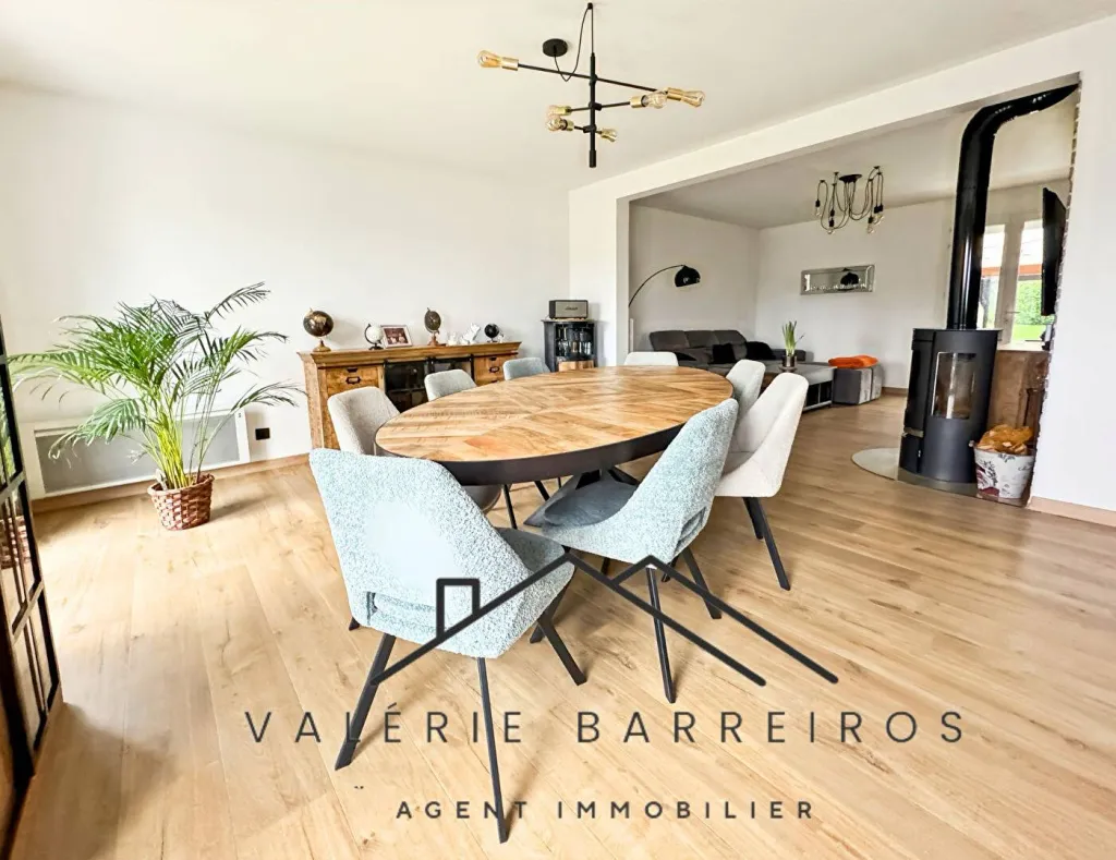 A vendre pavillon traditionnel de 194 m² habitables édifié sur 1800 m² de jardin sur la commune de LA HARENGERE 27370