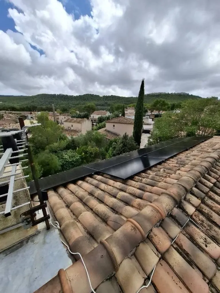 Pose de panneaux photovoltaïques Dmegc 500Wc avec Provence Energie Solaire Services à La Ciotat