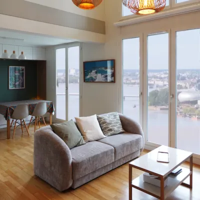 Pièce de vie transformée en espace chaleureux et convivial, par l’Atelier D. architecte d’intérieur à Bordeaux