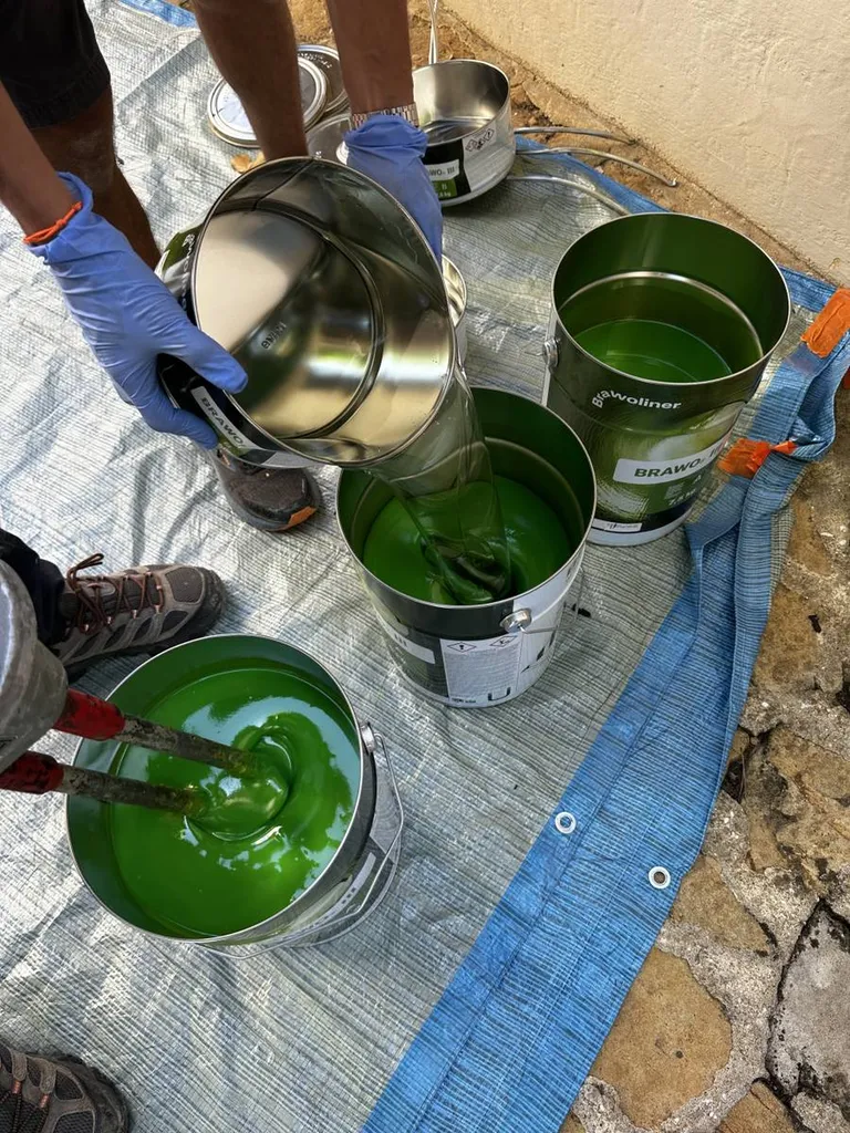 mélange d'époxy afin de réparer une fuite de canalisation d'eaux usées à Avignon en PACA