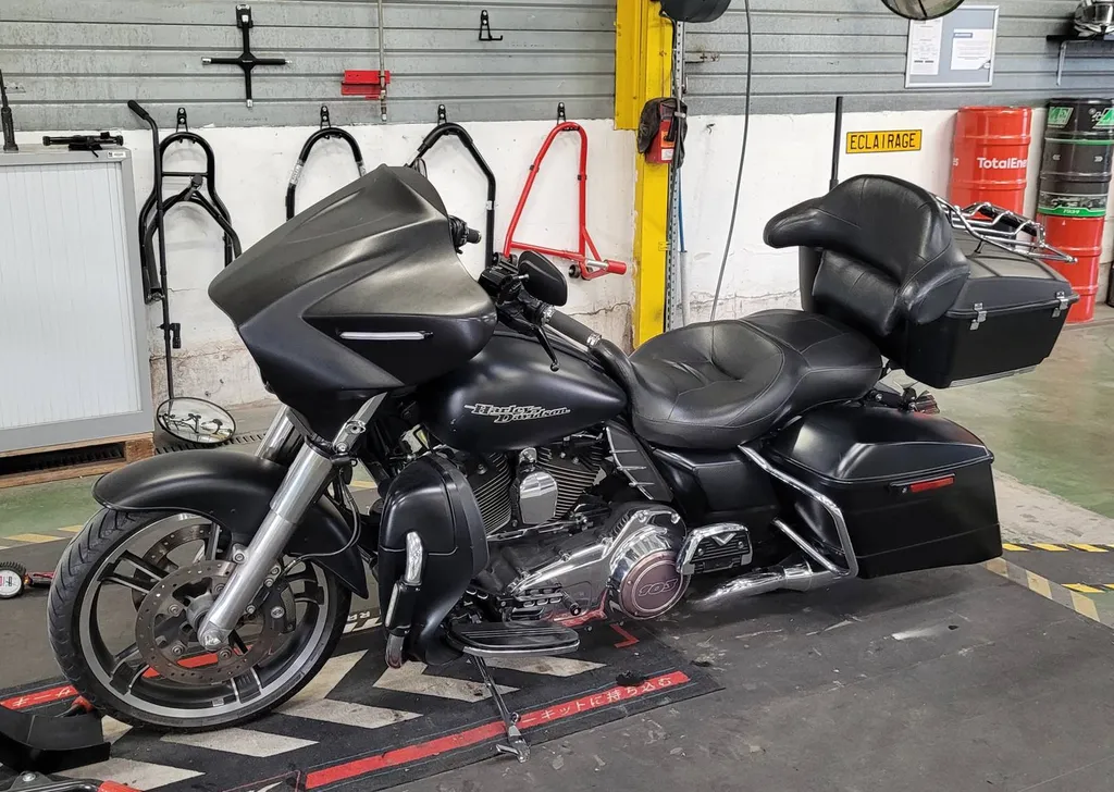 Une Harley FLH passe son contrôle technique chez Autosur Martigues près d'Istres