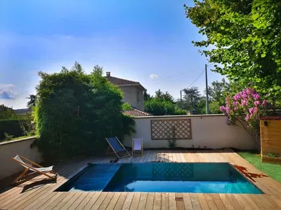 Création d'une piscine inox miroir de 2,5x4,5m à Craponne près de Lyon avec volet immergé sous plage