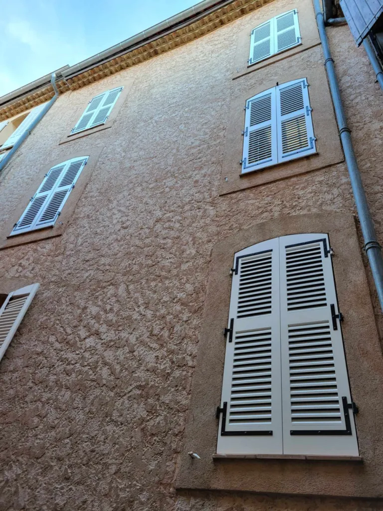 Comparatif sécurité : volets coulissants alu vs battants bois à Saint-Raphaël