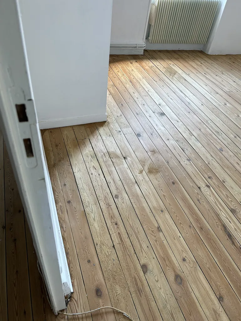 Parquet du salon après vitrification avec finition brillante et protection durable