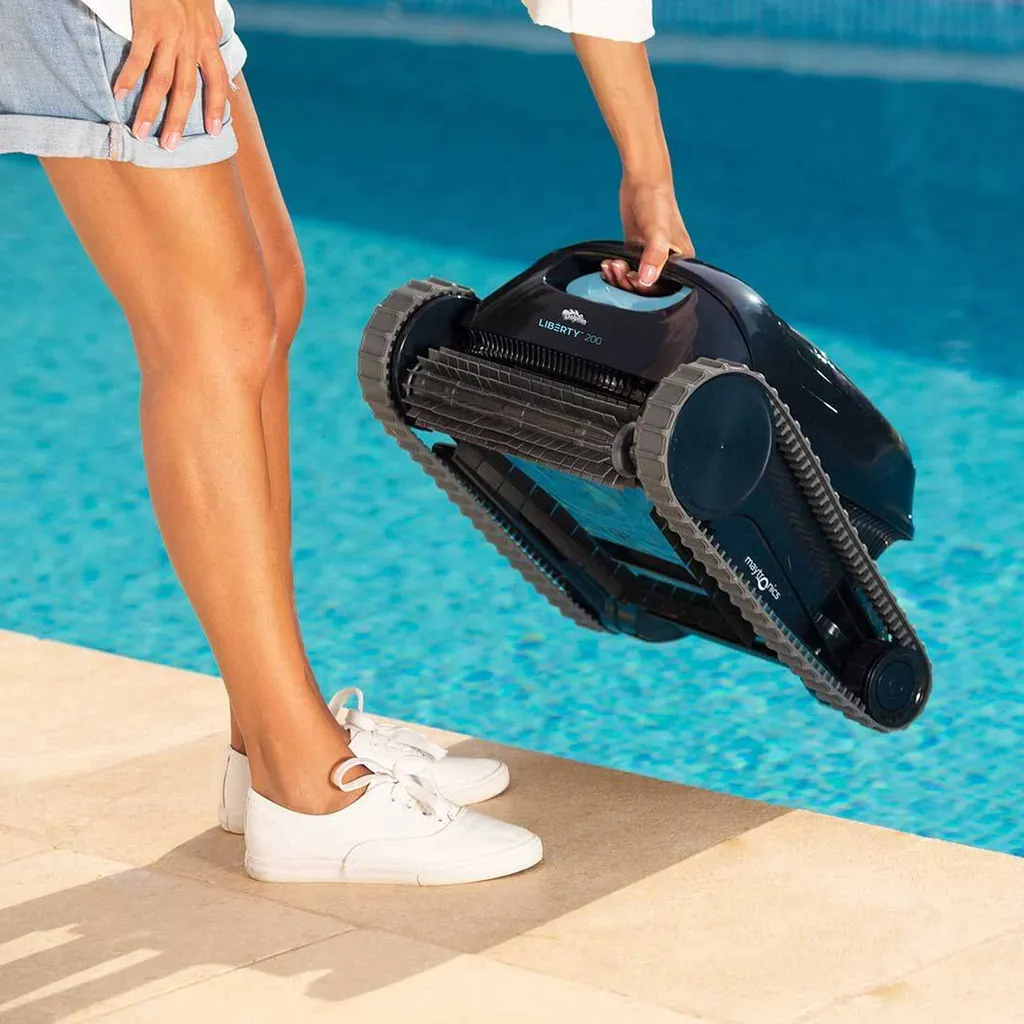 Dolphin LIBERTY 200 - Maytronics - Robot nettoyeur de piscine sans fil - Aquarev' Piscines - Gréoux les Bains 04800