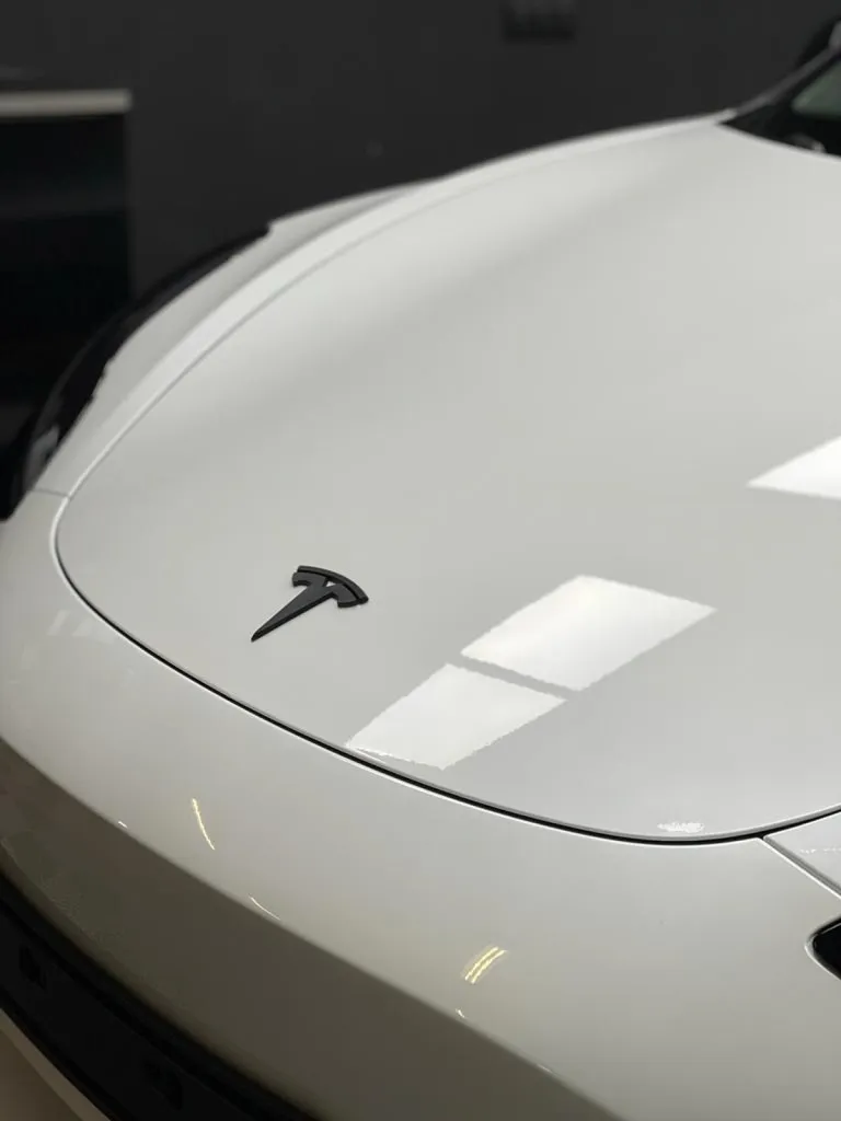 TRAITEMENT CÉRAMIQUE CARROSSERIE TESLA MODEL 3 À CARNOUX EN PROVENCE PROCHE DE MARSEILLE