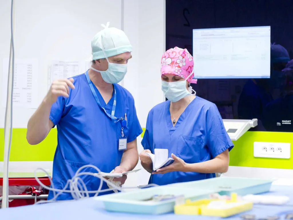 échange infirmière et chirurgien en salle de bloc