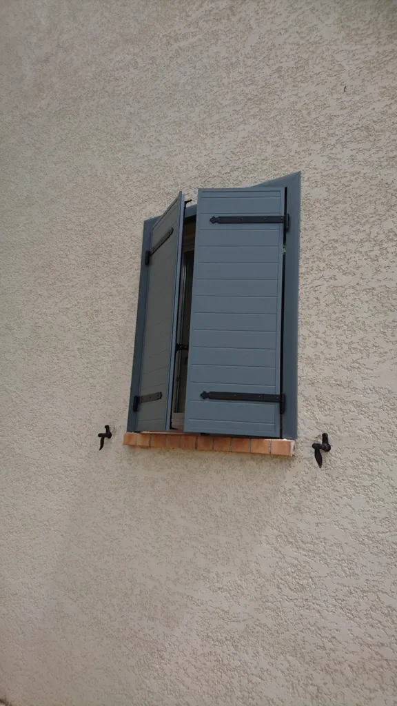 Pose de volets battants isolés sur cadre gris anthracite sur Fos Sur Mer 